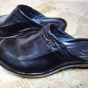 Clark’s Black Leather Mule Clogs